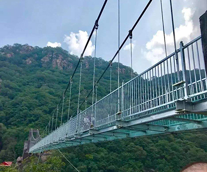 玻璃栈道与玻璃吊桥安全性靠谱不？